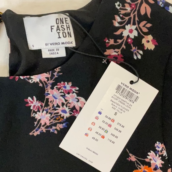 One Fashion By Vera Moda | Size S | Black Floral Pattern | Short sleeves - Picture 3 of 6